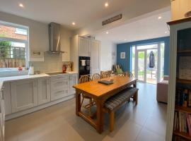 Charming 3 bed house and garden, pet friendly, boende vid stranden i Bournemouth
