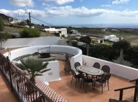 Villa - Sleeps 8 - Hot Tub - Pool - Parking