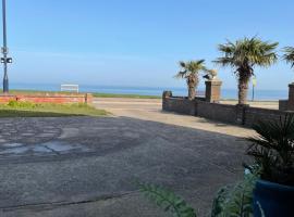 Sea View Suite, with Parking, On Tankerton Beachfront, Whitstable, gistiheimili í Whitstable