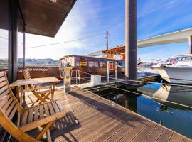 Oporto Douro Floating House, hotel in Porto