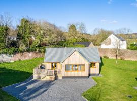 Kestrel Lodge 6 with Hot Tub, cabin in Newton Stewart