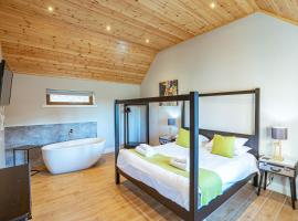 Kestrel Lodge 7 with Hot Tub, cabin sa Newton Stewart