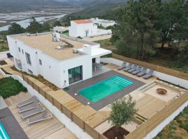 Luksusa viesnīca Cairnvillas Villa Flow C40 Luxury Villa with Private Swimming Pool near Beach pilsētā Alžezura