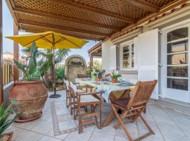 Spacious Family home near the Beach, hotel in Analipsi