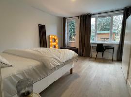 Beautiful 1 Bedroom Serviced Apartment 76m2 -MNL B-, apartment in Rotterdam