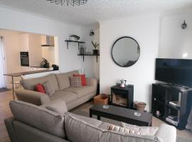 Port Side Brixham - Ideal seaside getaway - parking - wood-burner - dog friendly, хотел близо до Пристанище Бриксъм, Бриксам