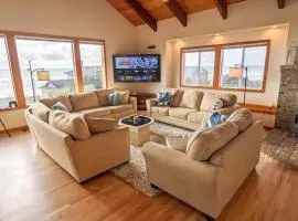 NEW Large Beach Getaway: 3 King bedroom suites!