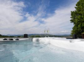 Super King Lodge-Sleeps 2-HotTub-Sea View, Hotel in Langbank