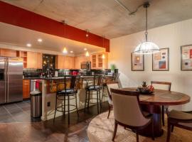 Cozy Boho Bellerive Condo on the Spokane River, beach hotel in Gibbs