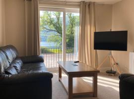 Borrodale, one bedroom apartment with balcony and loch view., hotelli kohteessa Fort William