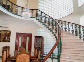 Luxurious Mini-Mansion Villa Adjacent To The Beach, vacation home in Dar es Salaam