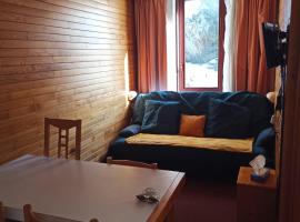 Studio transformé en 2 pièces avec cloison amovible sur La Plagne Bellecôte, Hotel in Sangot