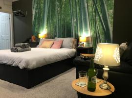 Contemporary 1 bed studio for comfy stay in Wigan, aluguel de temporada em Wigan