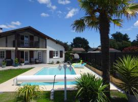 Maison familiale Landaise pour 2 couples, enfants, hotel in Azur
