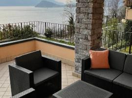 Few steps to the heart of Menaggio, swimming pool, breathtaking view, družinam prijazen hotel v mestu Menaggio