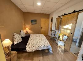 Double room on farm (La ferme du Tao), hotel v destinaci Beaugies-sous-Bois