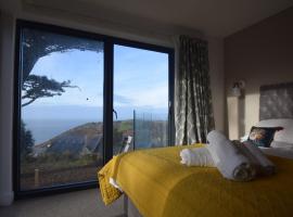 Flat 2 High Tide House - Stylish flat with large terrace and incredible sea views, hotel amb aparcament a Mortehoe