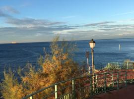 Casa di Aldo: una casa nel centro di Nervi., beach hotel sa Genoa