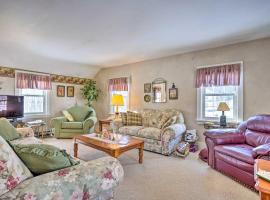 Walk to Chautauqua Lake Mayville Getaway!, hotel in Mayville