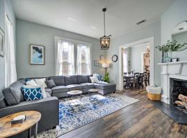 Spacious Abode, Walk to Texas Heroes Square!, ξενοδοχείο σε Gonzales