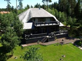 Beautiful house with fireplace in the most unique place in Latvia, alquiler vacacional en Amatciems