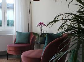 Sotto La Vigna Charm Stay Adults only vacation Suite appartment, Cama e café (B&B) em Montegrosso dʼAsti