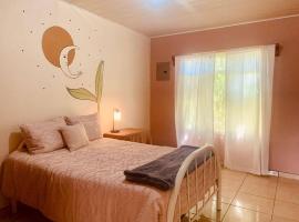 Charming Casa Aura, near lake Arenal in Nuevo arenal, pet friendly- Casas Airelibre, hotel em Nuevo Arenal