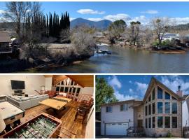Stunning 3,400 sq ft Lake House w Boat Dock, Sauna, Steam Shower, and More, hotel v destinaci Clearlake Oaks