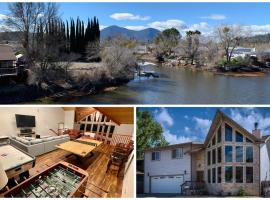 Stunning 3,400 sq ft Lake House w Boat Dock, Sauna, Steam Shower, and More, hotel in Clearlake Oaks