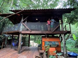 Cabana do Tarzan na Praia de Parati Mirim、パラチにあるパラティ・ミリム・ビーチの周辺ホテル