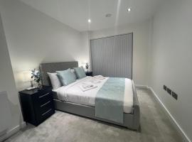 Olivia House - Luxury 2 Bed Balcony Apartment - London Luton Airport, apartment in Luton