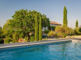 Superb villa with private pool, hótel í Banne