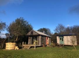 Sky View Shepherd's Huts with Woodburning Hot Tub, hotell i Redruth