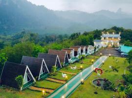 99 Camp and Cafe, villa in Khao Sok