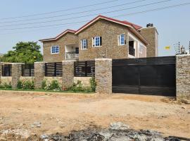 Charming Quiet & Cozy - Close to Highway Parking, hotell sihtkohas Apenkwa