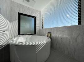 Newly built elegant apartment with jacuzzi scenic city view good f or 6ppl, appartamento a Hiroshima