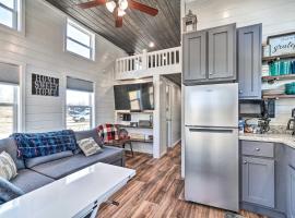 Splendid Tiny Home with Fire Pit about 2 Mi to Lake!, hotell i Morganton