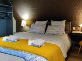 Les coquelicots - Chambre Alex, cheap hotel in Houdan