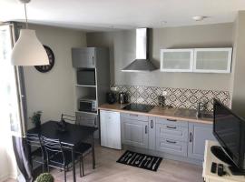 Logement à Brive - proche de la gare et du centre ville - Climatisation - fibre internet - stationnements gratuits, hôtel à Brive-la-Gaillarde