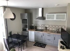 Logement à Brive - proche de la gare et du centre ville - Climatisation - fibre internet - stationnements gratuits