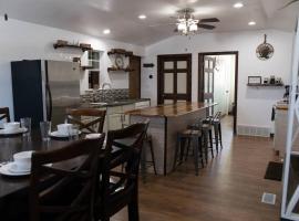 Rustic 2 bedroom Cabin 20 mins from Calamus Res., hotel i Taylor