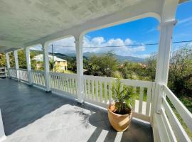 Charmant appartement coloré proche de la plage, apartamento em Bouillante