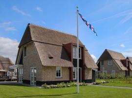 Luxury villa with a sauna, at the Tjeukemeer, מלון בDelfstrahuizen