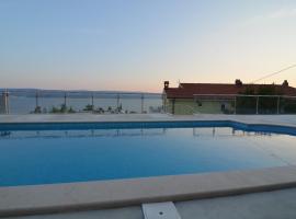Apartments Saga 2 - with pool, appartement in Lokva Rogoznica