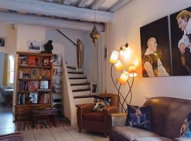 MAISON DE CHARME AVEC COUR, proche rue des Teinturiers, hotel in Avignon