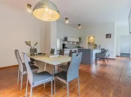 Exklusive Stadtvilla-190qm- Parkplatz- 3Schlafzimmer- 2 Bäder- Netflix- Waschmaschine- 4 Etagen-nähe Theater