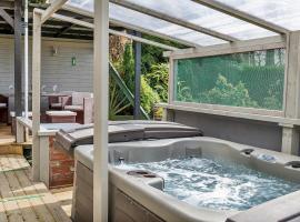 Finest Retreats - Garden Lodge, hotel with jacuzzis in Craven Arms