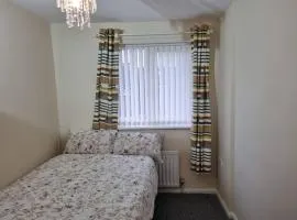 House - Close to City Centre Sleeps 6 & Parking