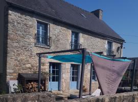 Gite Bleu Brittany near Dinan, hotell i Plumaudan