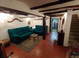 Casa Rural Sarrion casa completa 3 habitaciones y cocina, hotel em Teruel